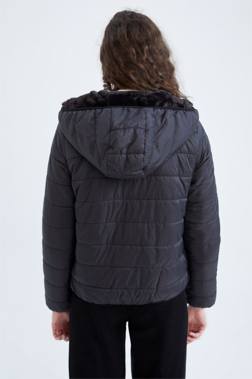 Kadın Siyah Polar Astarlı Kapüşonlu Çift Taraflı Giyilebilen Suni Kürklü Mont