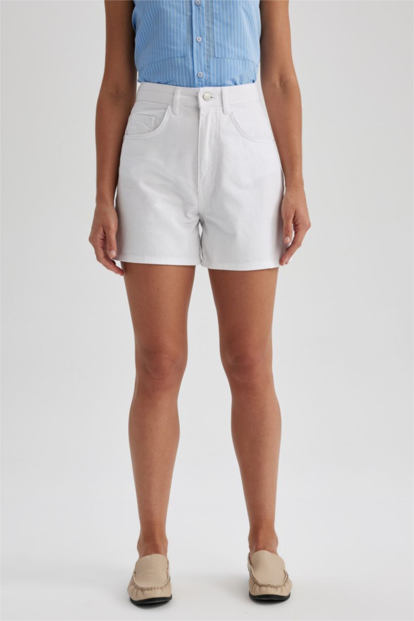 FEMME Blanc Short Mom Fit en gabardine avec poche