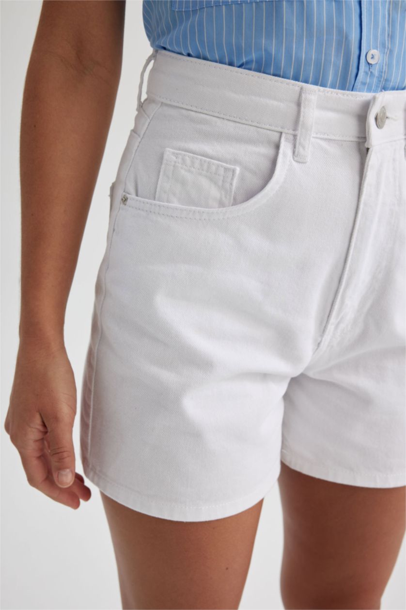 FEMME Blanc Short Mom Fit en gabardine avec poche