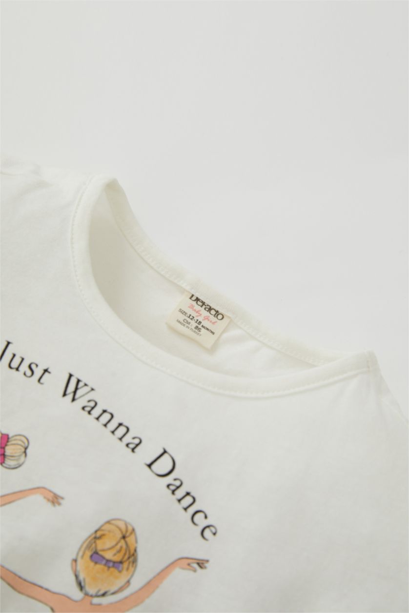 طفلة صغيرة بيج فاتح طقم بناتي بيبي كولون و تي شيرت بأكمام قصيرة بياقة دائرية مطبوع بقصة عادية