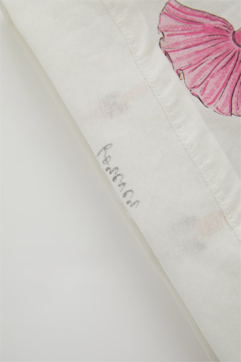 طفلة صغيرة بيج فاتح طقم بناتي بيبي كولون و تي شيرت بأكمام قصيرة بياقة دائرية مطبوع بقصة عادية