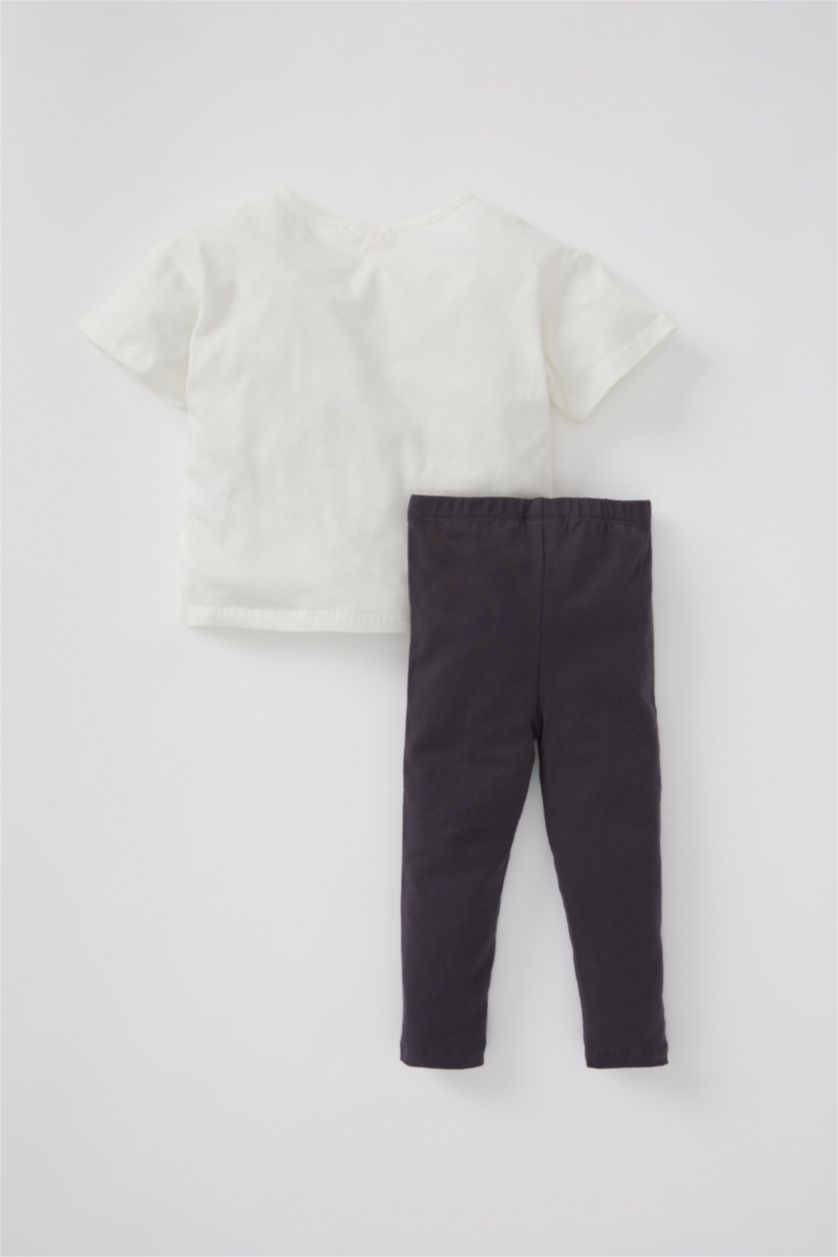 طفلة صغيرة بيج فاتح طقم بناتي بيبي كولون و تي شيرت بأكمام قصيرة بياقة دائرية مطبوع بقصة عادية