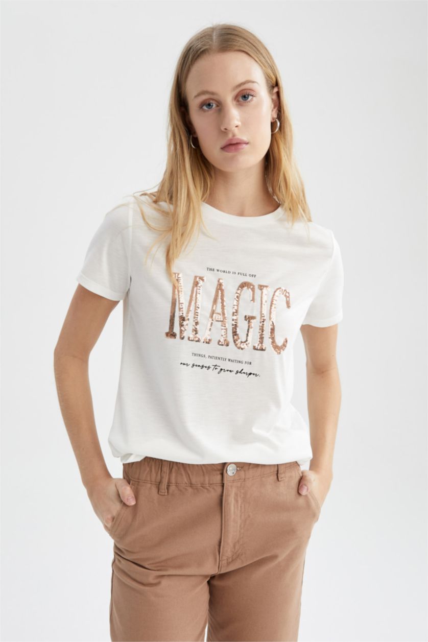 FEMME Écru T-shirt à manches courtes et imprimé à slogan et à sequins Regular Fit