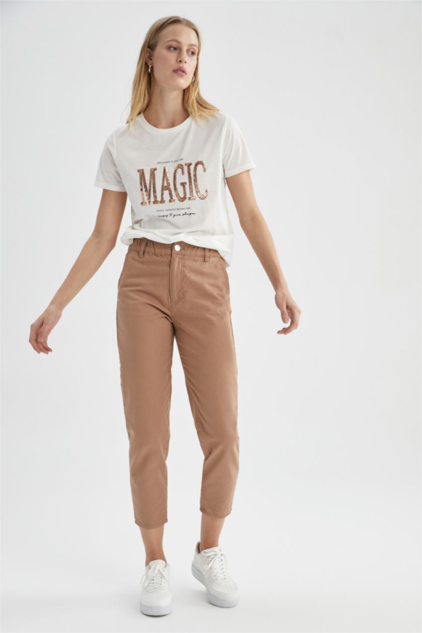 FEMME Écru T-shirt à manches courtes et imprimé à slogan et à sequins Regular Fit