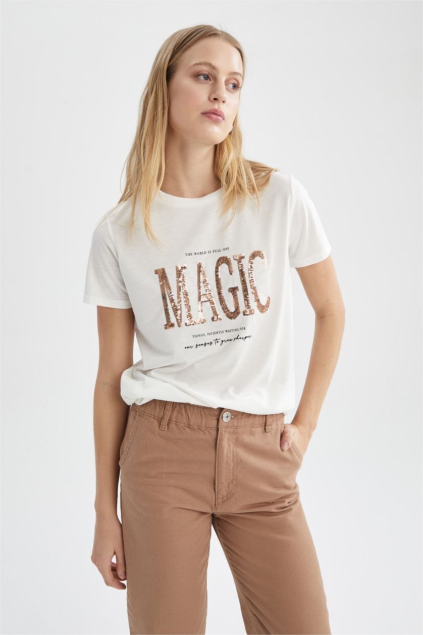FEMME Écru T-shirt à manches courtes et imprimé à slogan et à sequins Regular Fit