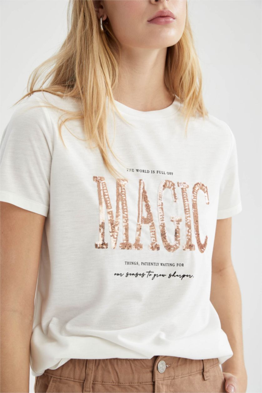 FEMME Écru T-shirt à manches courtes et imprimé à slogan et à sequins Regular Fit