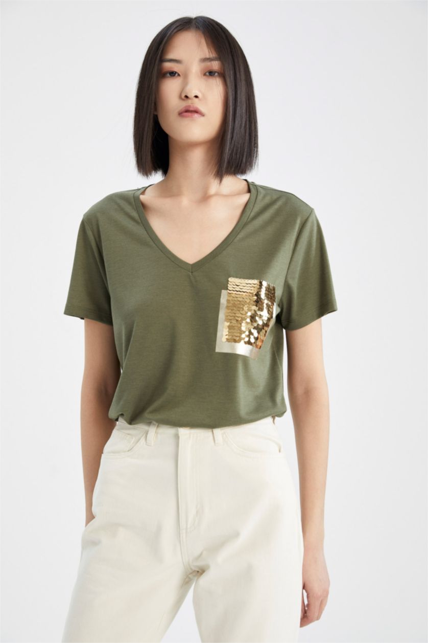 نساء كاكي تي شيرت بأكمام قصيرة ورقبة V بقصة عادية