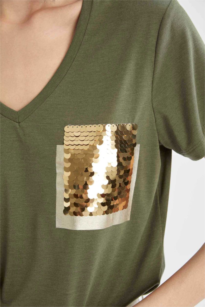 نساء كاكي تي شيرت بأكمام قصيرة ورقبة V بقصة عادية