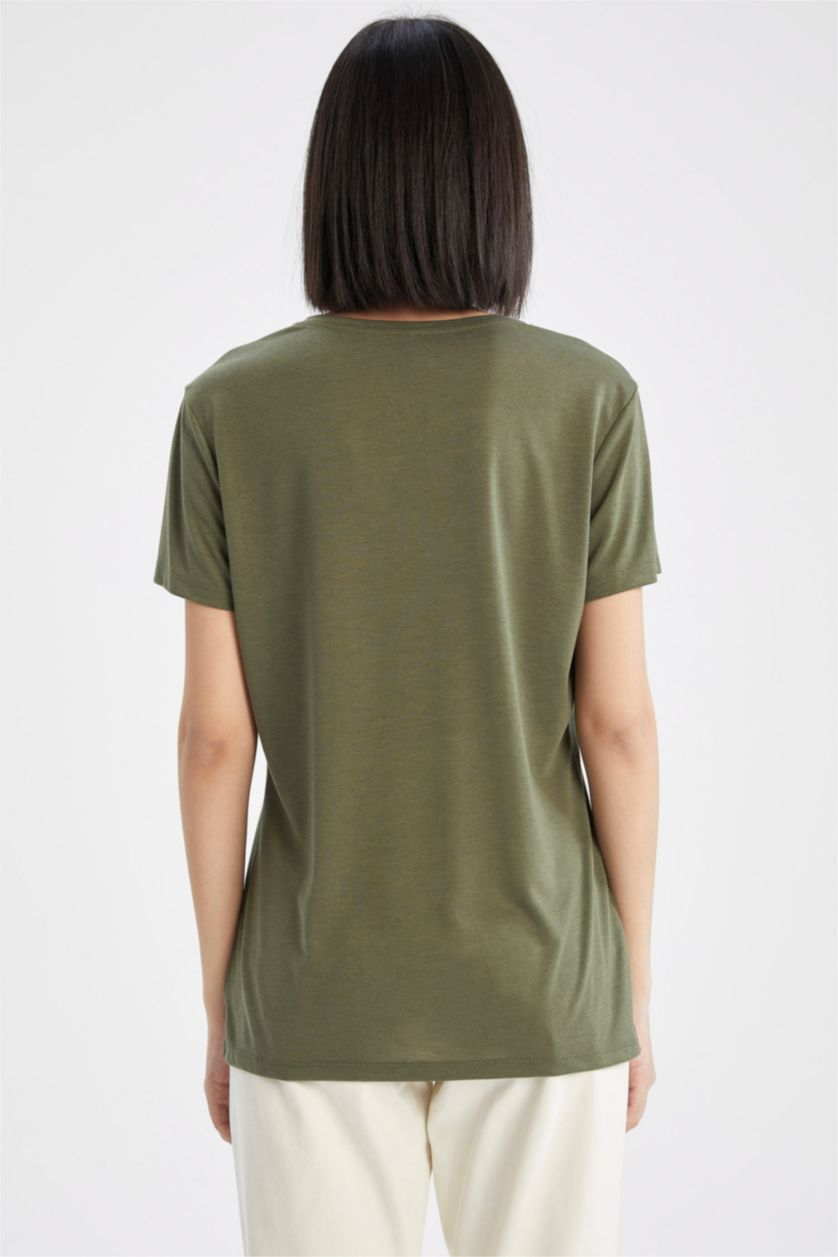 نساء كاكي تي شيرت بأكمام قصيرة ورقبة V بقصة عادية