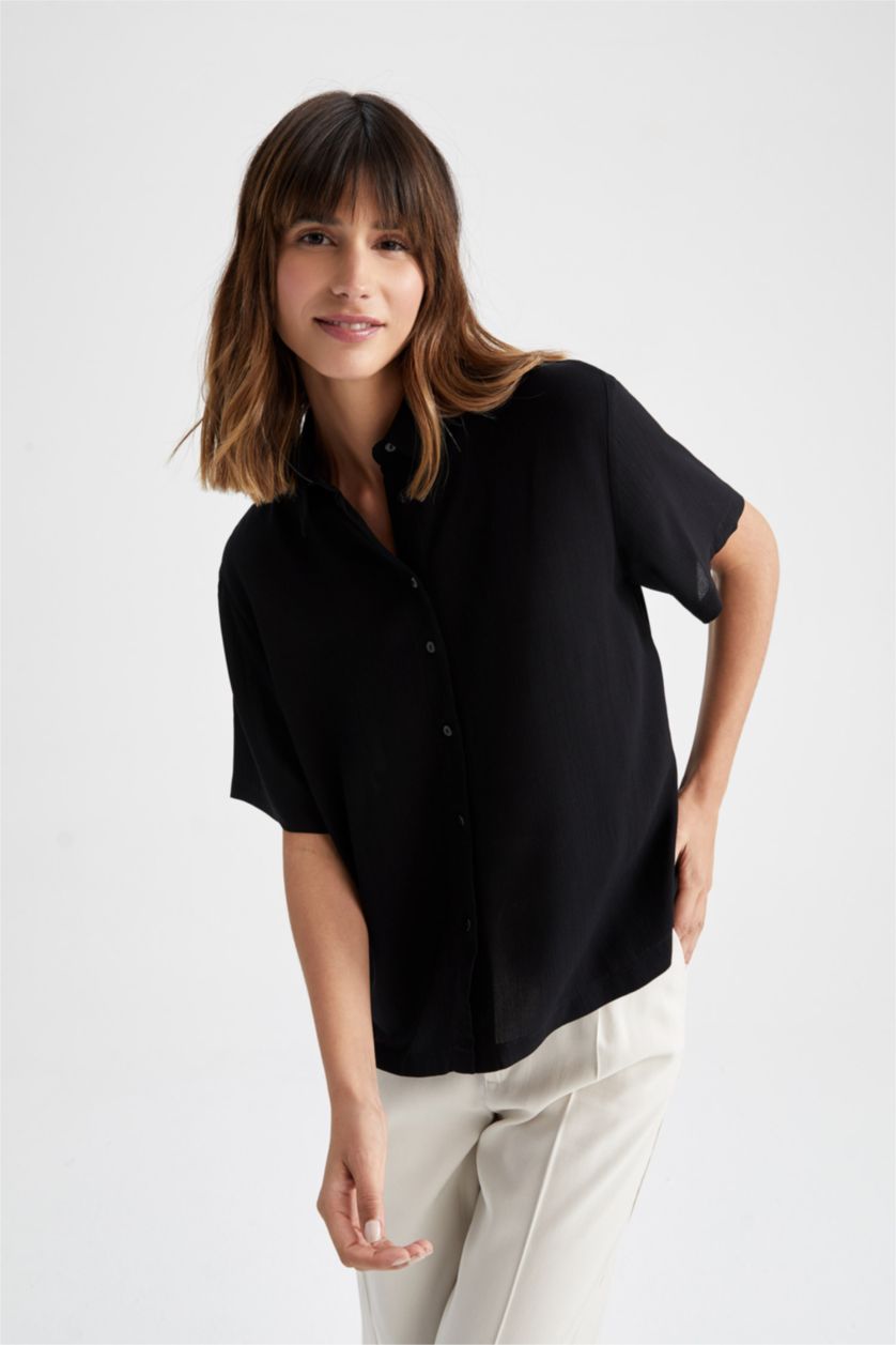 FEMME Noir Chemise à manches courtes en tissu froissé à col chemise coupe classique