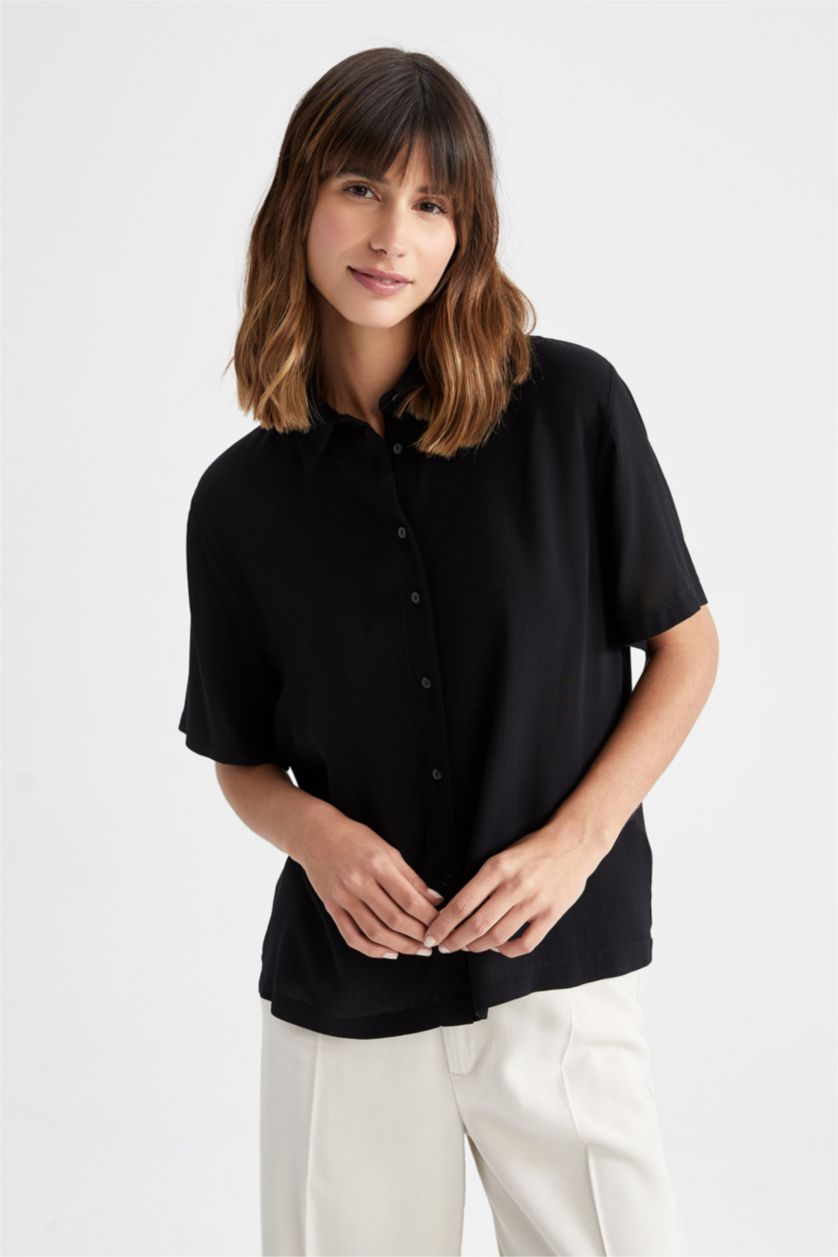FEMME Noir Chemise à manches courtes en tissu froissé à col chemise coupe classique