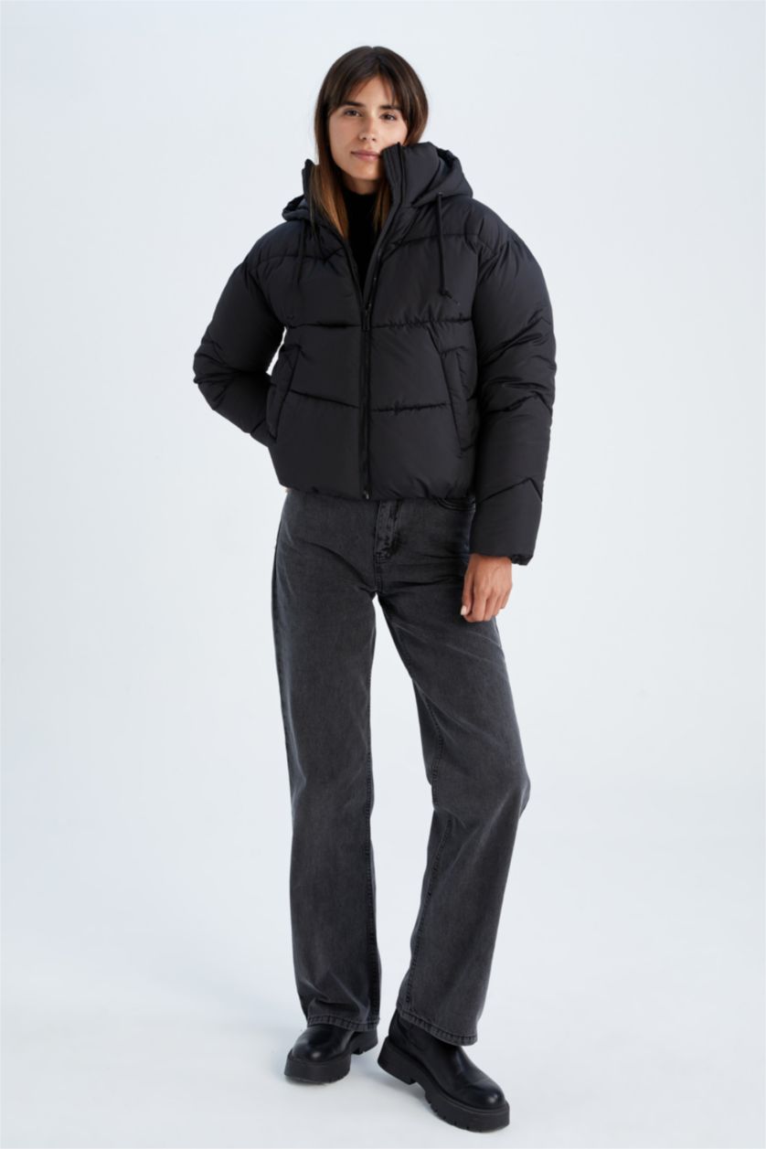 Kadın Siyah Su Geçirmez Kapitoneli Cepli Fermuarlı Kapüşonlu Şişme Mont	