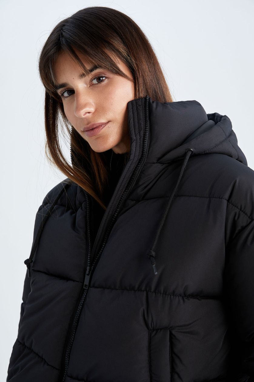 Kadın Siyah Su Geçirmez Kapitoneli Cepli Fermuarlı Kapüşonlu Şişme Mont	