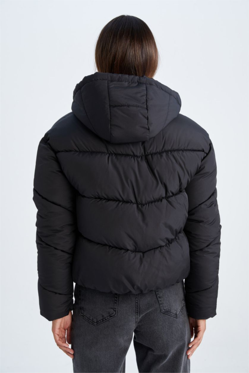 Kadın Siyah Su Geçirmez Kapitoneli Cepli Fermuarlı Kapüşonlu Şişme Mont	