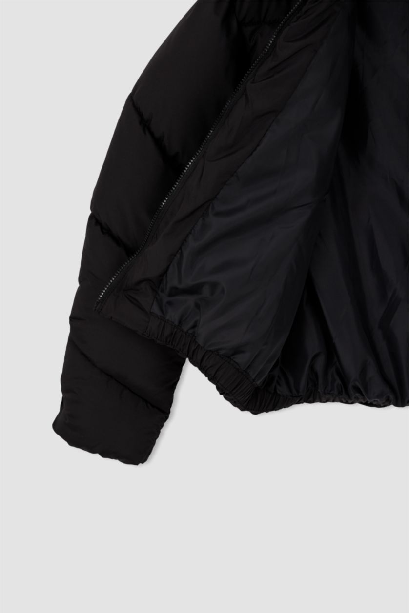 Kadın Siyah Su Geçirmez Kapitoneli Cepli Fermuarlı Kapüşonlu Şişme Mont	