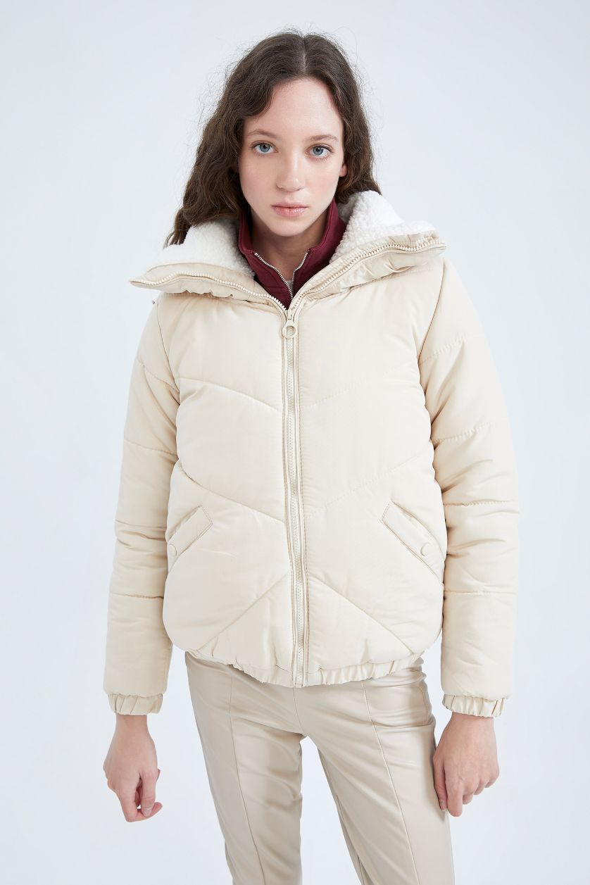 نساء بيج فاتح قمصلة بقصة مريحة بفرو صناعي