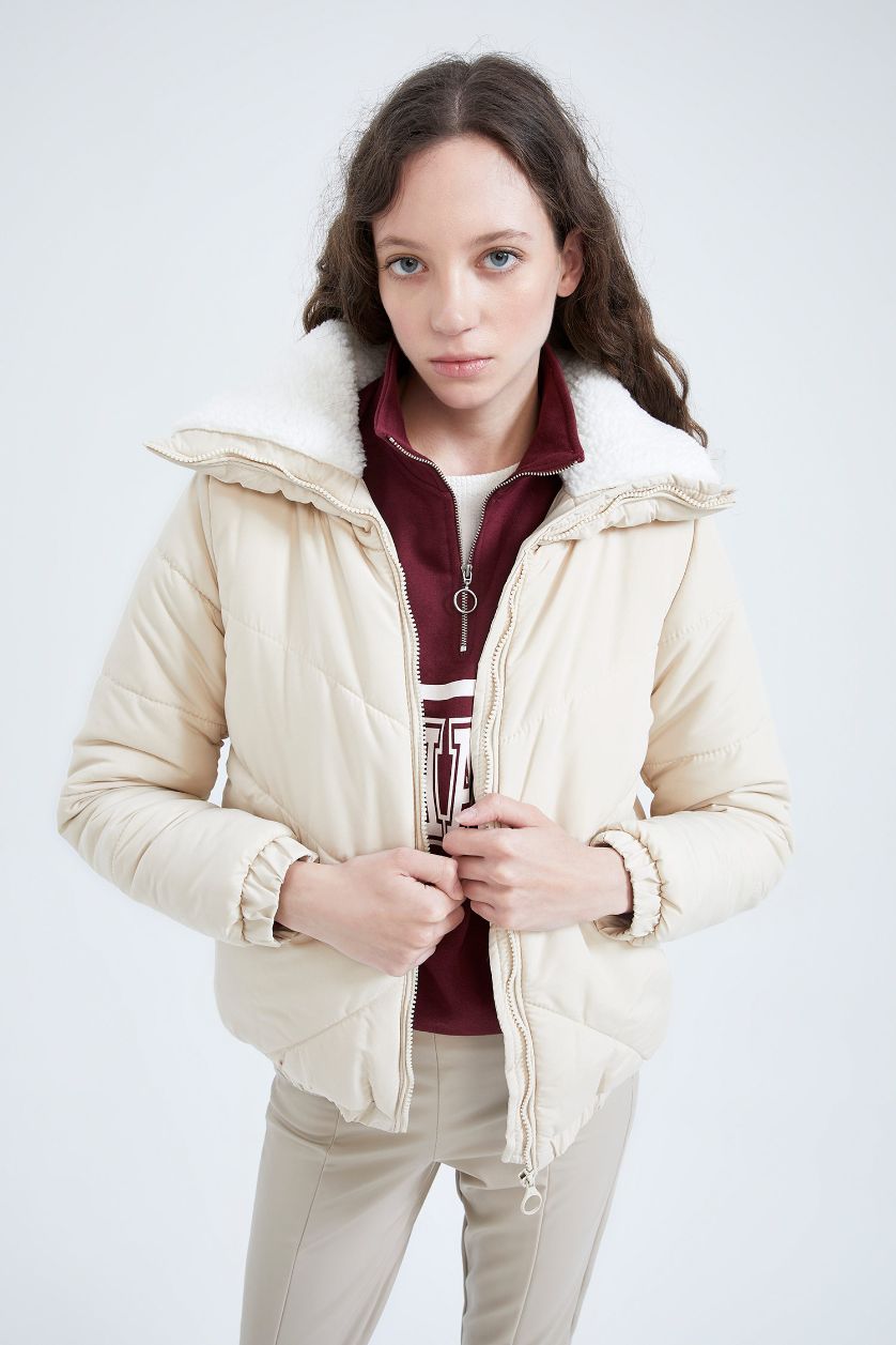 نساء بيج فاتح قمصلة بقصة مريحة بفرو صناعي