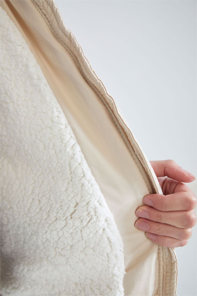 نساء بيج فاتح قمصلة بقصة مريحة بفرو صناعي