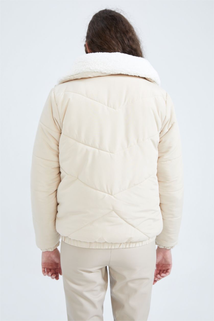 نساء بيج فاتح قمصلة بقصة مريحة بفرو صناعي