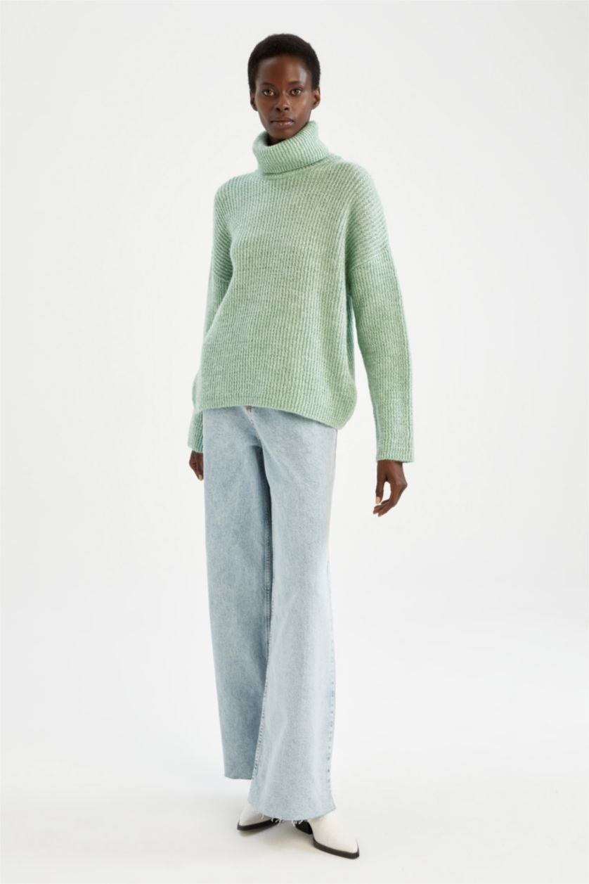 Женская Аква Свитер свободного кроя с воротником