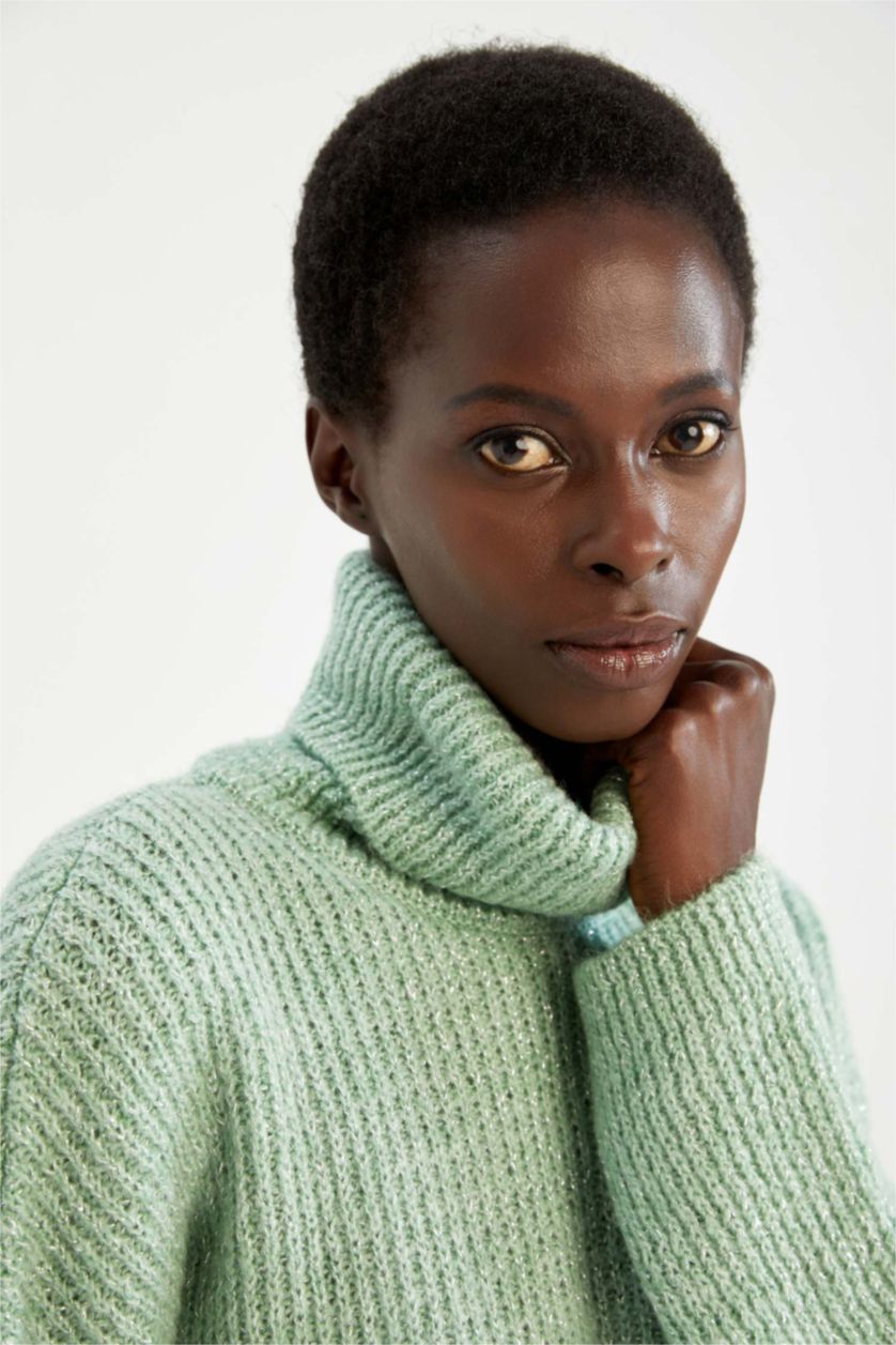 Женская Аква Свитер свободного кроя с воротником