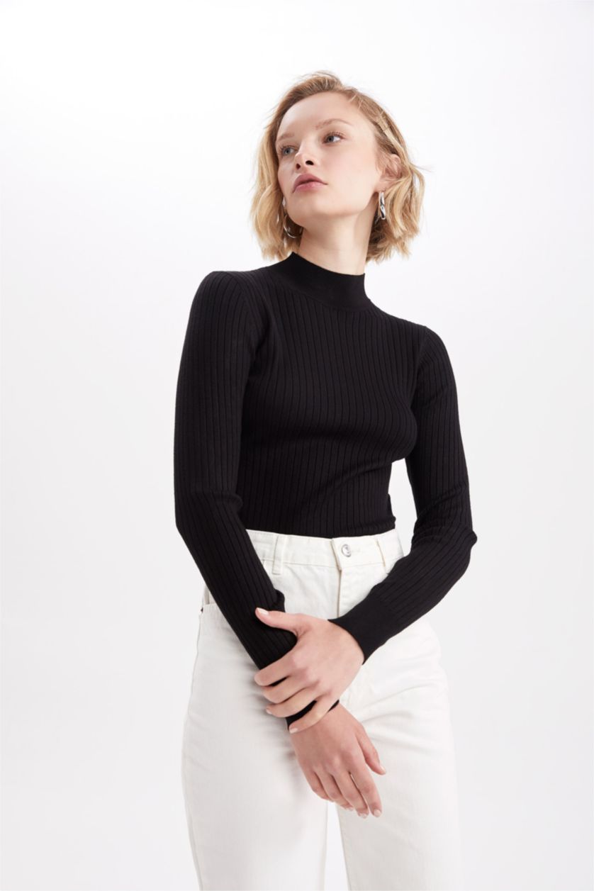 Жіночий Чорний Пуловер приталеного крою напівводолазка для жінок