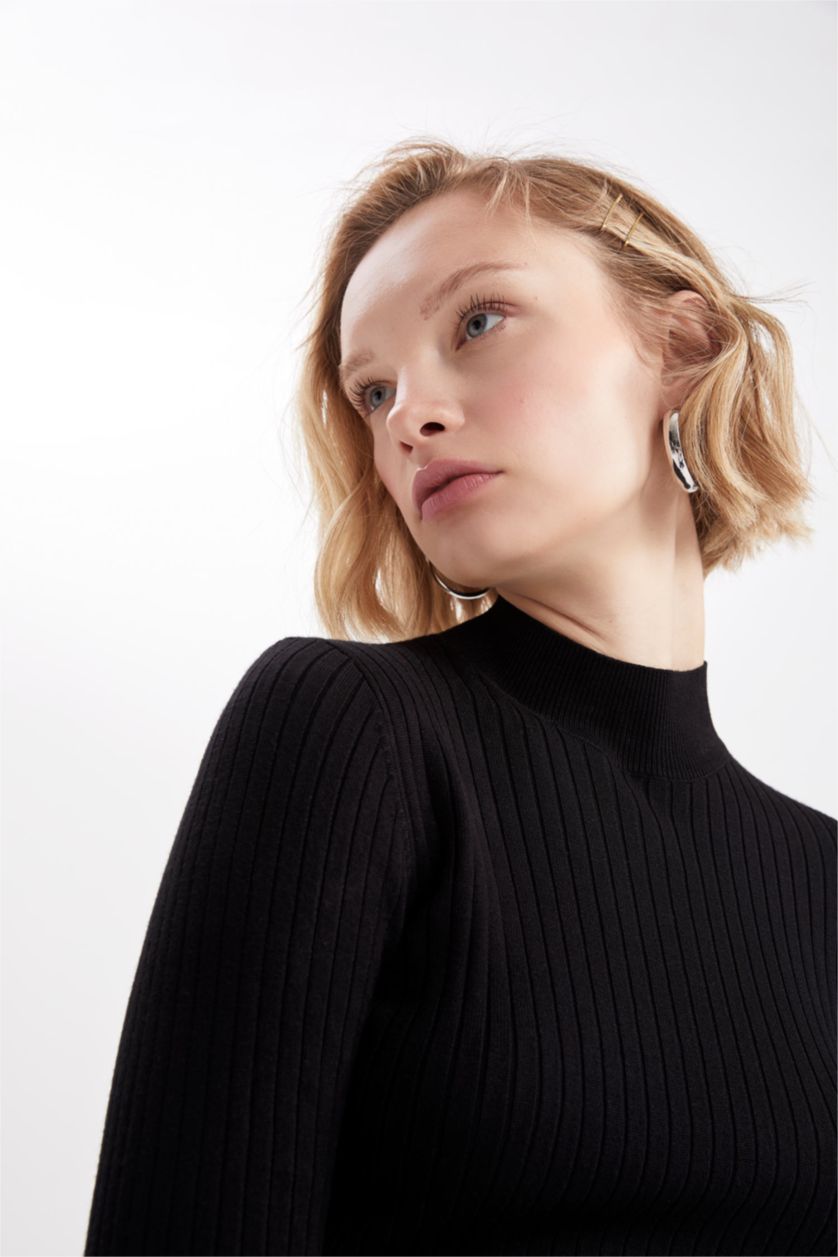 Жіночий Чорний Пуловер приталеного крою напівводолазка для жінок