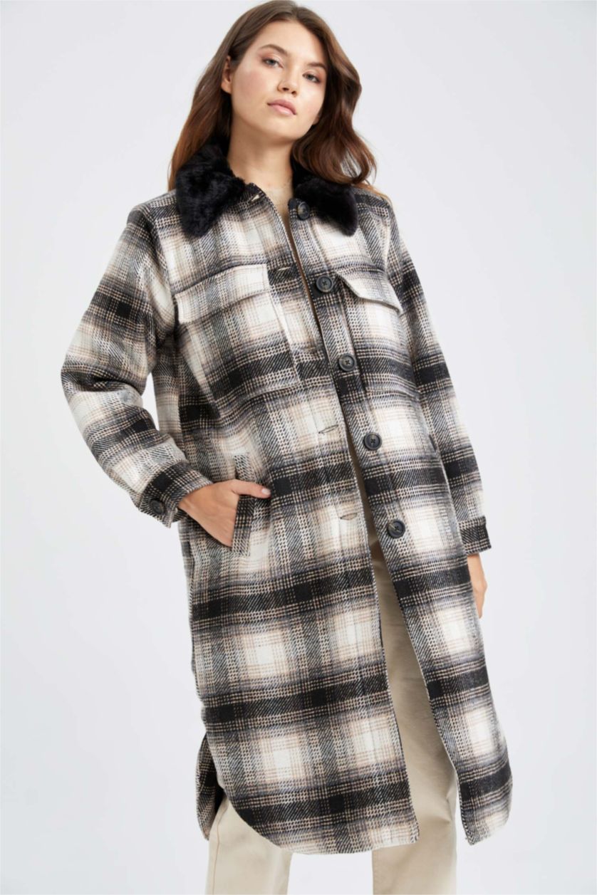 Kadın Siyah Regular Kalıp Yünlü Ekose Desenli Yakası Kürk Detaylı Kaşe Kaban