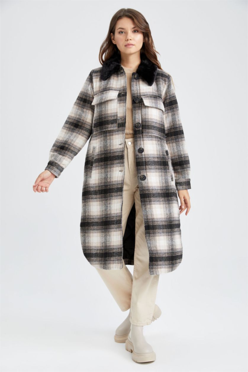 Kadın Siyah Regular Kalıp Yünlü Ekose Desenli Yakası Kürk Detaylı Kaşe Kaban