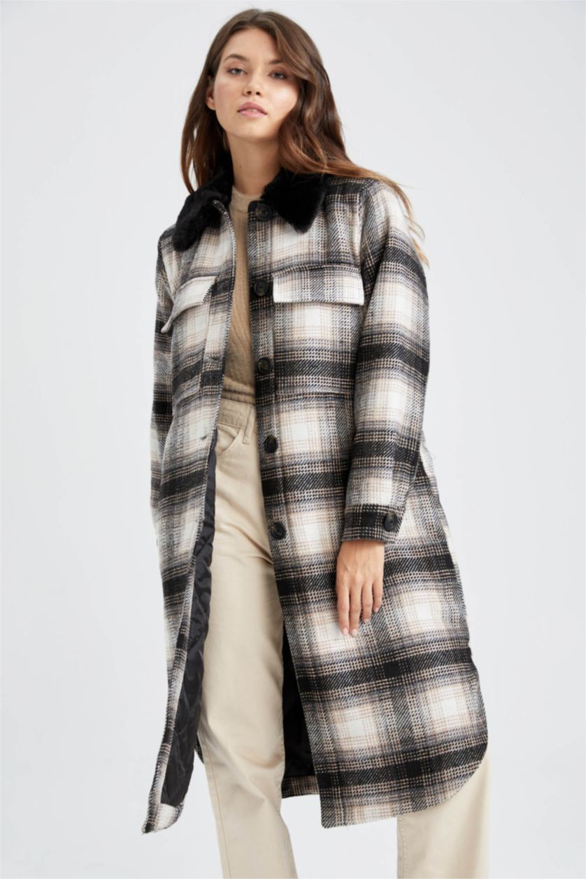 Kadın Siyah Regular Kalıp Yünlü Ekose Desenli Yakası Kürk Detaylı Kaşe Kaban