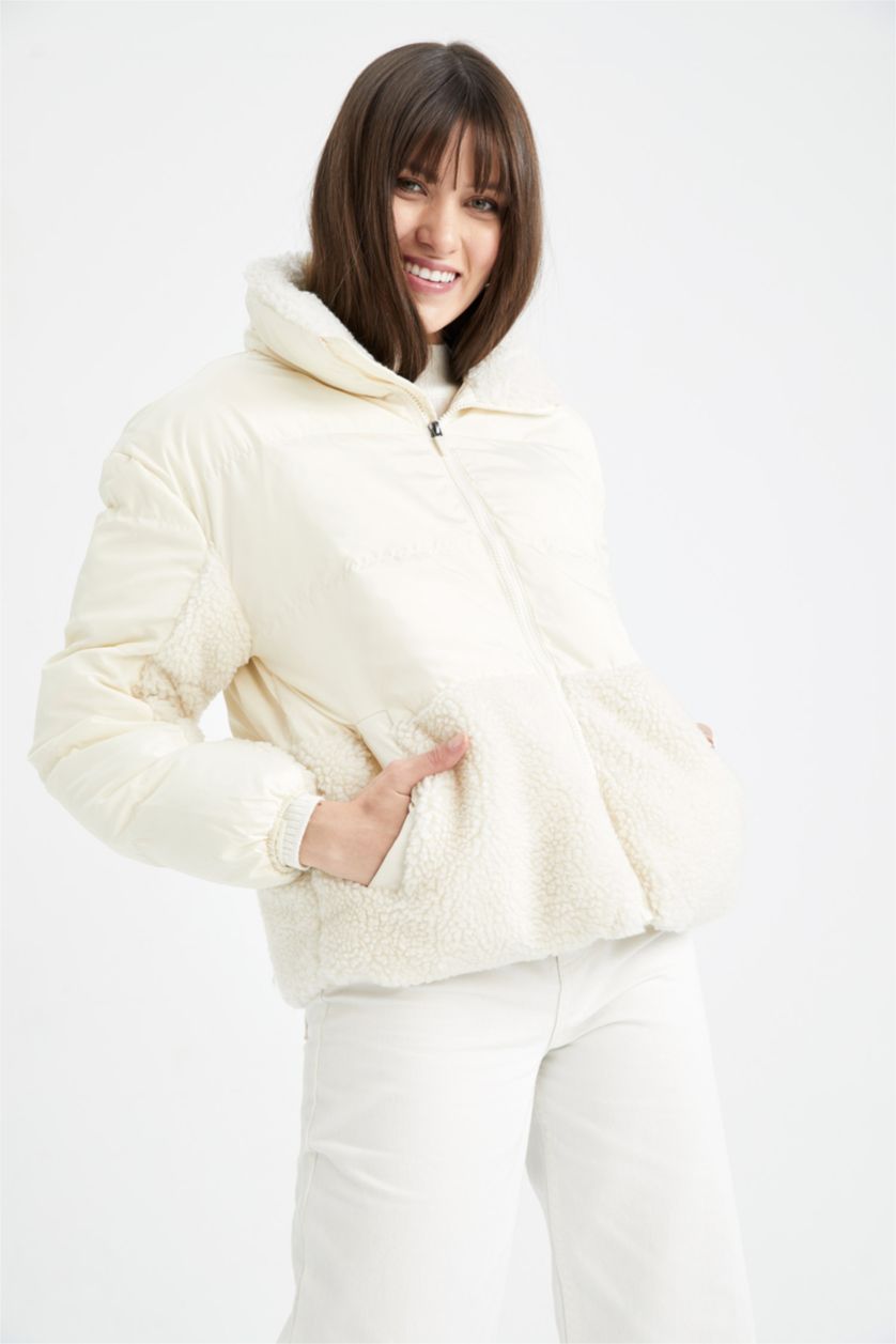 Kadın Ekru Su itici Dik Yaka Pelüş Detaylı Mont