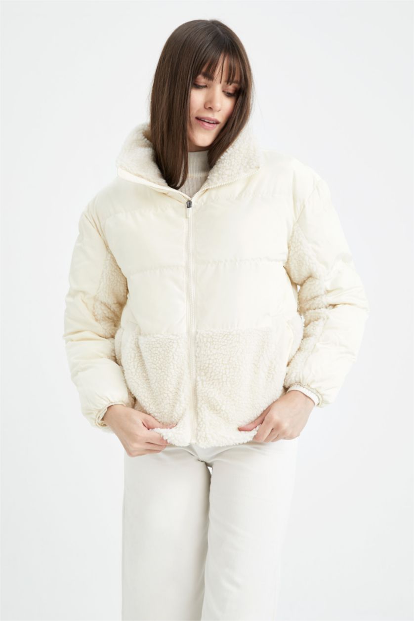 Kadın Ekru Su itici Dik Yaka Pelüş Detaylı Mont