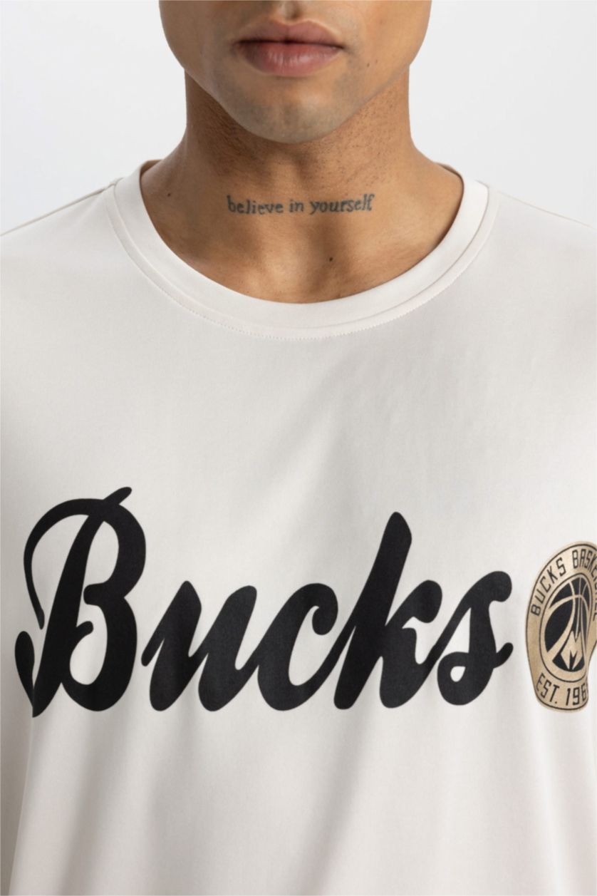 HOMME Beige T-shirt NBA Milwaukee Bucks en tissu épais à col rond et manches courtes de DeFactoFit