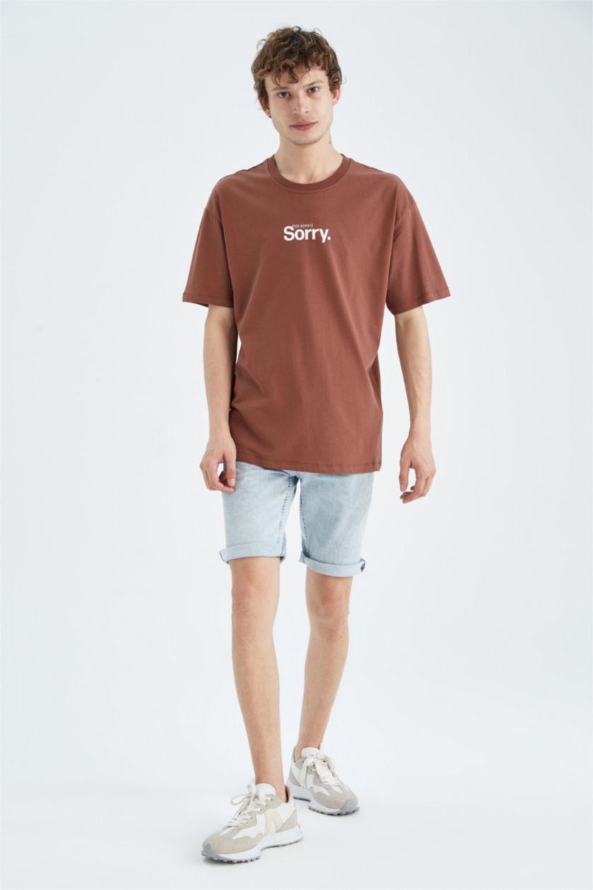 رجال بني تي شيرت نص كم وطبعة بشعار برقبة مستديرة