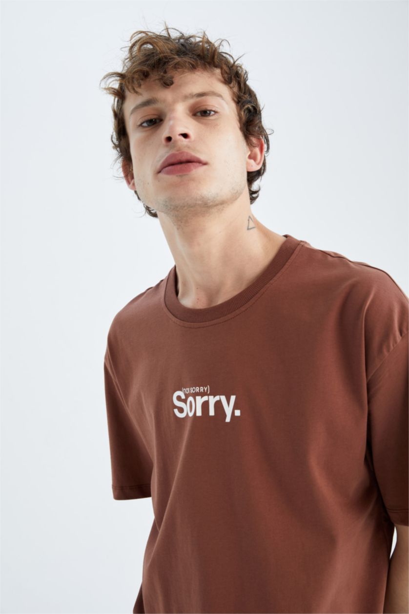 رجال بني تي شيرت نص كم وطبعة بشعار برقبة مستديرة