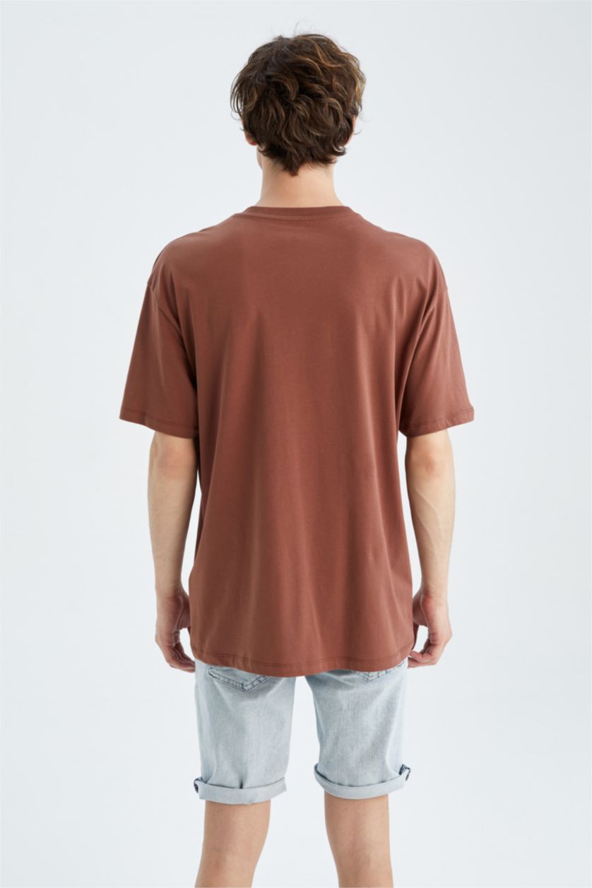 رجال بني تي شيرت نص كم وطبعة بشعار برقبة مستديرة