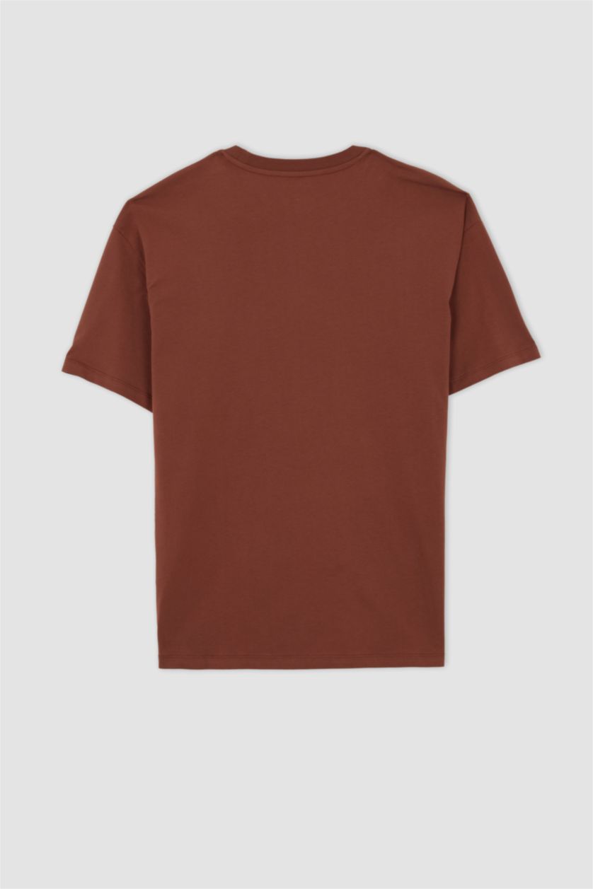 رجال بني تي شيرت نص كم وطبعة بشعار برقبة مستديرة