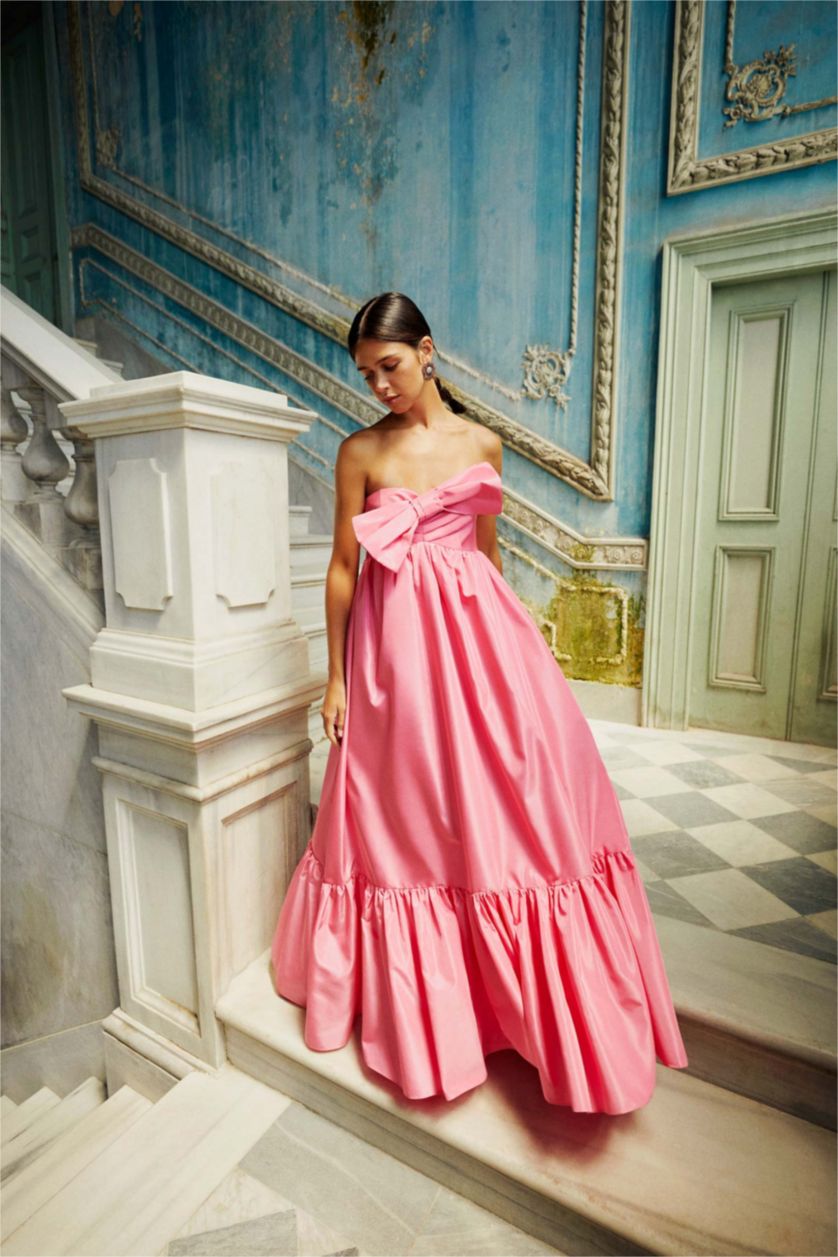 Kadın Pembe Nihan Peker Tasarım Volanlı Straplez Yakası Fiyonk Detaylı Maxi Elbise