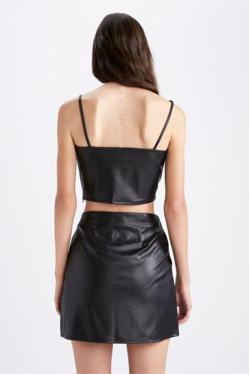 حريمي أسود بلوزة كروب جلد صناعي بحمالات