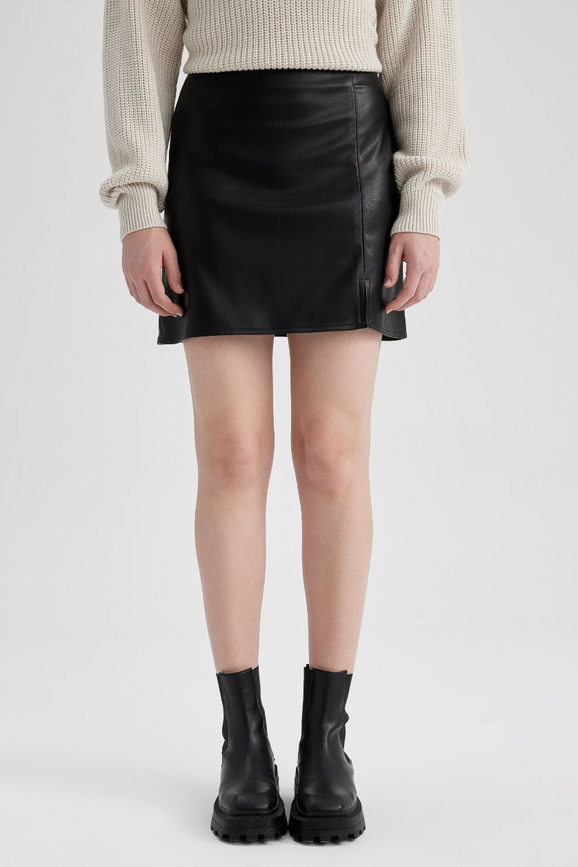 Woman Black Faux Leather Mini Skirt