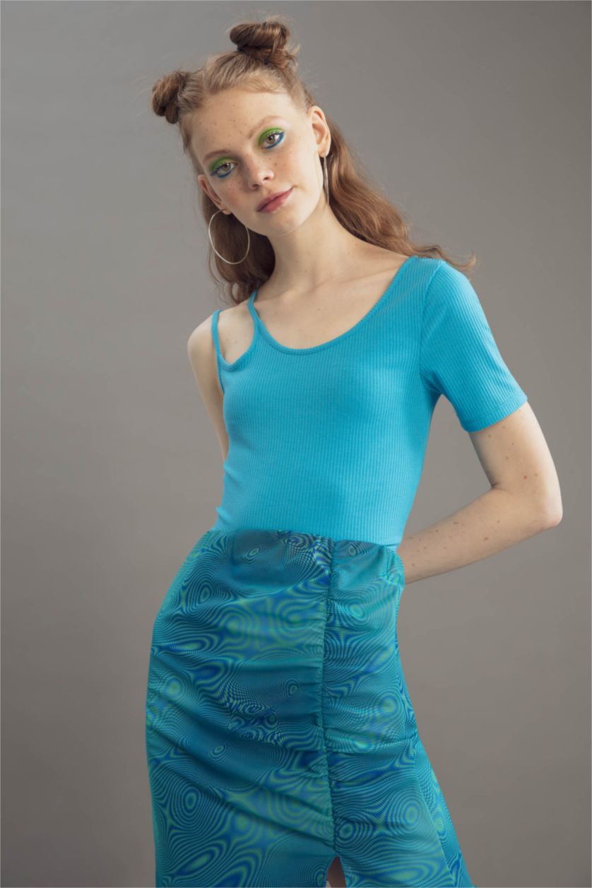 نساء أزرق فاتح تي شيرت بيزك بأكمام قصيرة مكشوف من الكتف