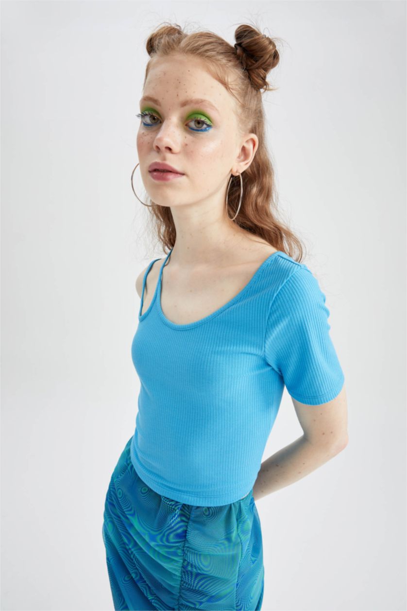 نساء أزرق فاتح تي شيرت بيزك بأكمام قصيرة مكشوف من الكتف