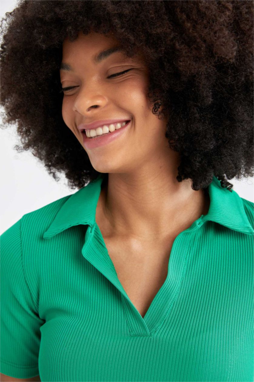 FEMME Vert T-shirt à manches courtes Coupe slim raccourcie