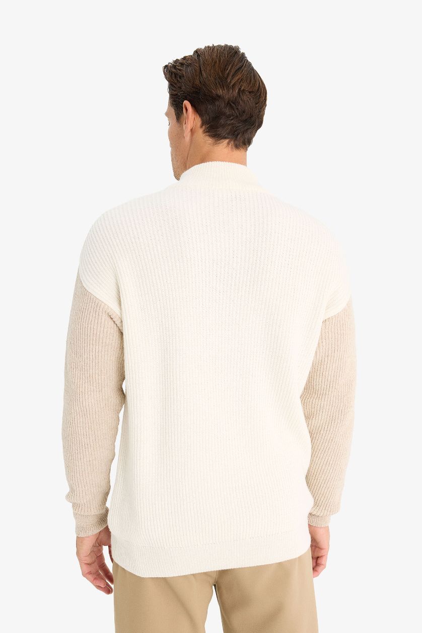 Erkek Bej Relax Fit Renk Bloklu Dik Yaka Yarım Fermuarlı Triko Kazak