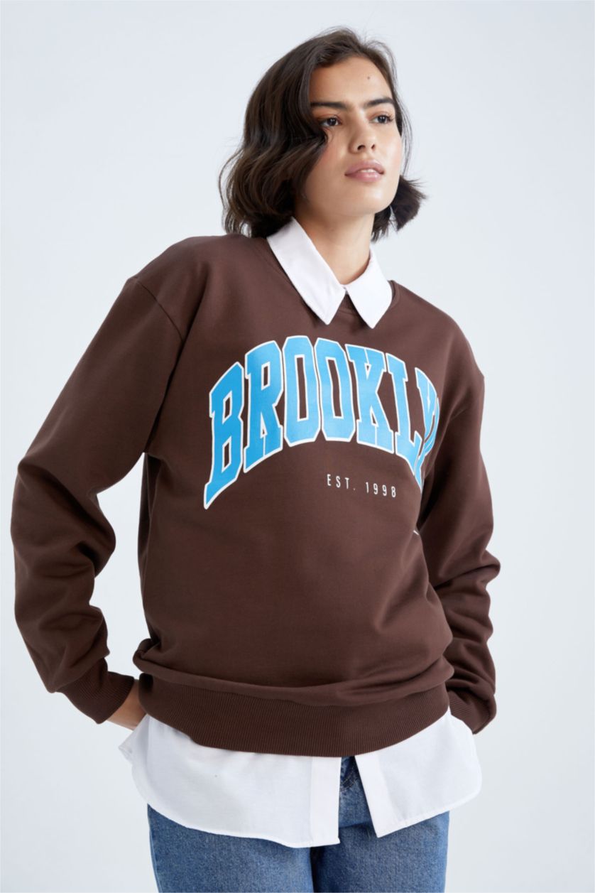 نساء بني سويت شيرت مطبوع قصة عادية بياقة مستديرة