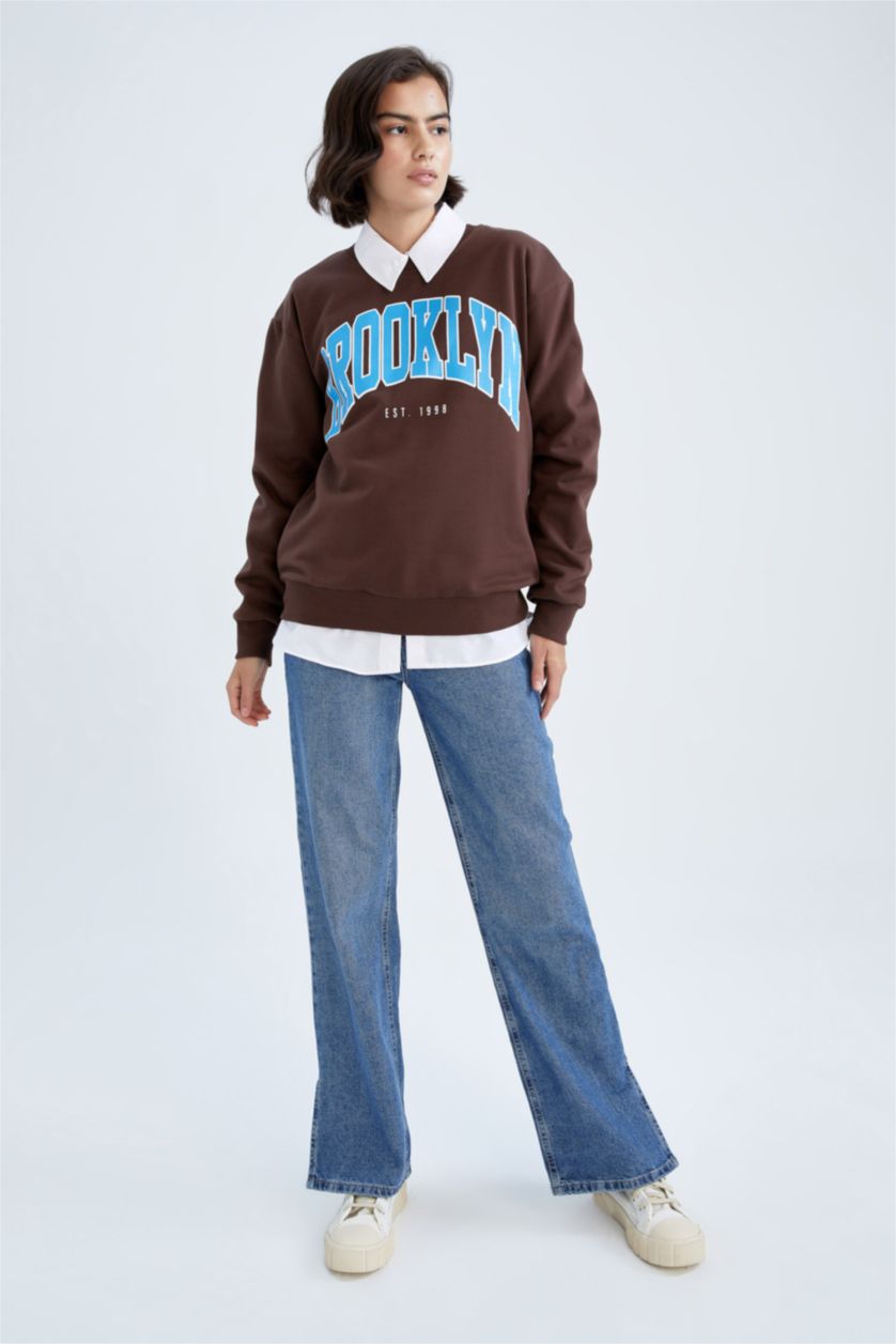 نساء بني سويت شيرت مطبوع قصة عادية بياقة مستديرة