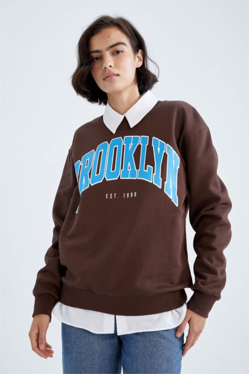 نساء بني سويت شيرت مطبوع قصة عادية بياقة مستديرة