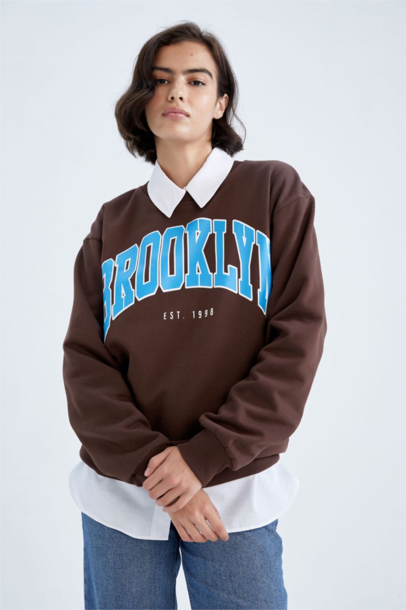 نساء بني سويت شيرت مطبوع قصة عادية بياقة مستديرة