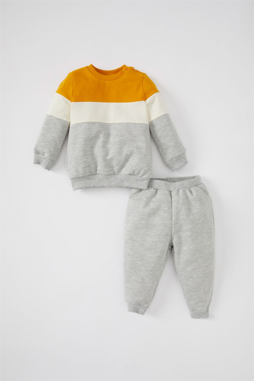 طفل صغير أصفر غامق طقم اولادي ملون قماش رقيق قصة عادية من قطعتين