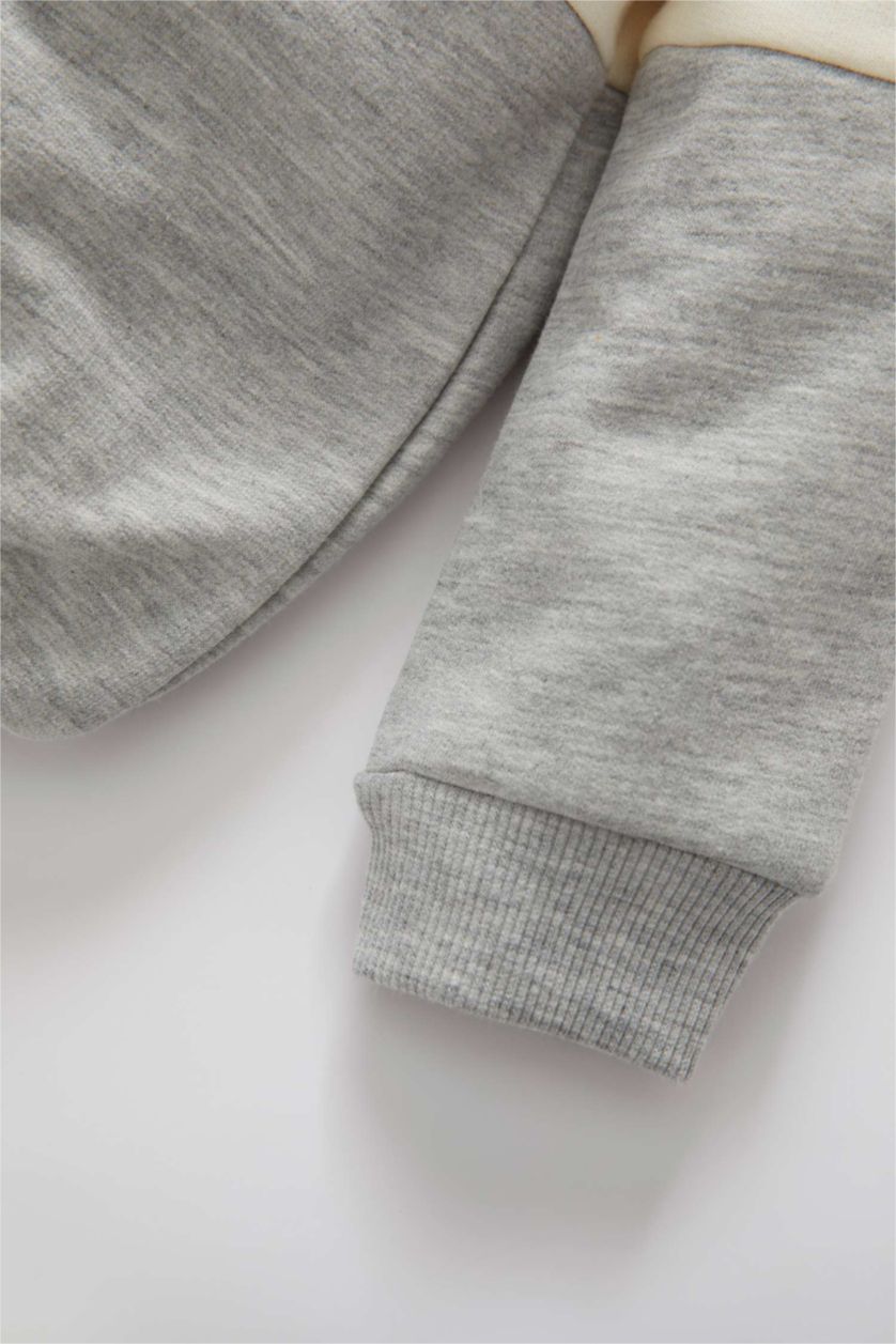 طفل صغير أصفر غامق طقم اولادي ملون قماش رقيق قصة عادية من قطعتين